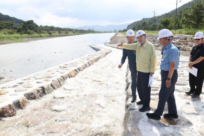 1-2. 주낙영 경주시장 북천 유지수 확보사업 현장 점검_02.jpg
