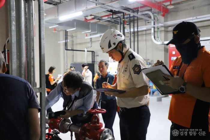 250905-2진해문화센터 및 도서관 소방시설 현장 점검 실시2.JPG