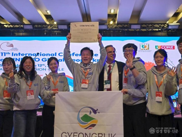 1-1. 10일(현지시각) 칠레 테무코에서 열린 제11회 세계지질공원네트워크 총회에서 경북 동해안 지질공원 대표단이 유네스코 세계지질공원 인증서를 받은 뒤 기념촬영을 하고 있다(왼쪽에서 네 번 째 김홍근 경주시 환경정책.jpg