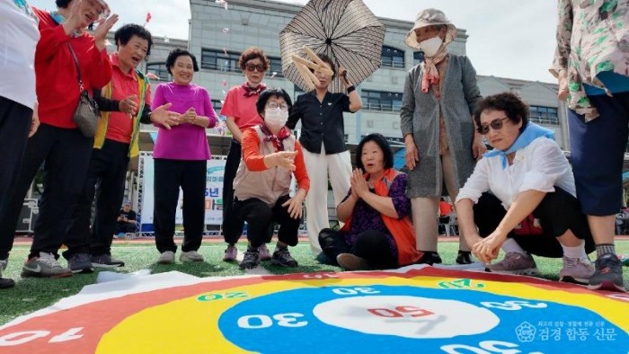 5-2. 13일 개최된 황오동 건강마을 올림픽 윷놀이 모습.jpg