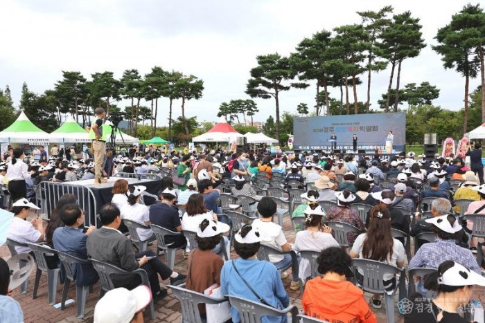 5-2. 경주시는 지난 19일 황성공원 타임캡슐공원에서 ‘제26회 사회복지의 날 기념식 및 제2회 희망복지박람회’를 성황리에 개최했다 (2).jpg