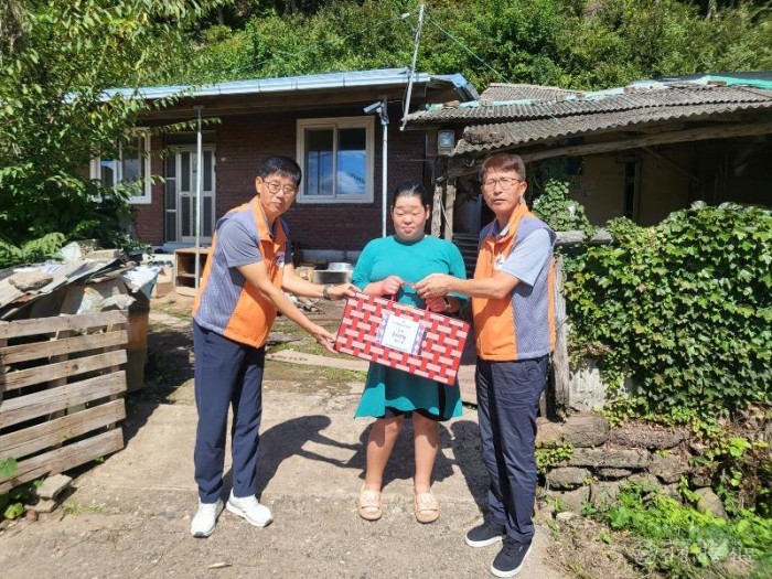 1-3 사진(경북장애인종합복지관 영양분관,한국전력공사 영양지사 추석 맞이 후원물품 전달).jpg