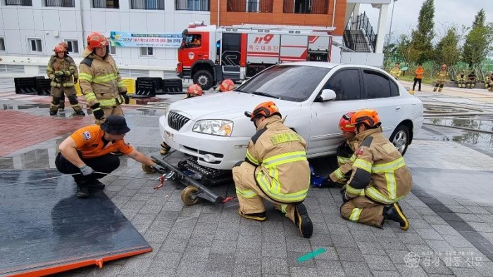 250925-1화재진압 후 전기차를 수조차량에 넣기 위한 견인 바 설치.jpg