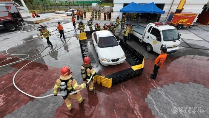250925-1화재진압(관통형관창, 질식소화덮개) 이후 배터리 냉각을 위해 전기차를 수조설치 냉각.jpg