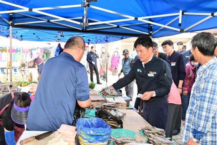 250930보도자료(청송군, 추석맞이 전통시장 장보기 행사 추진) (3).jpg