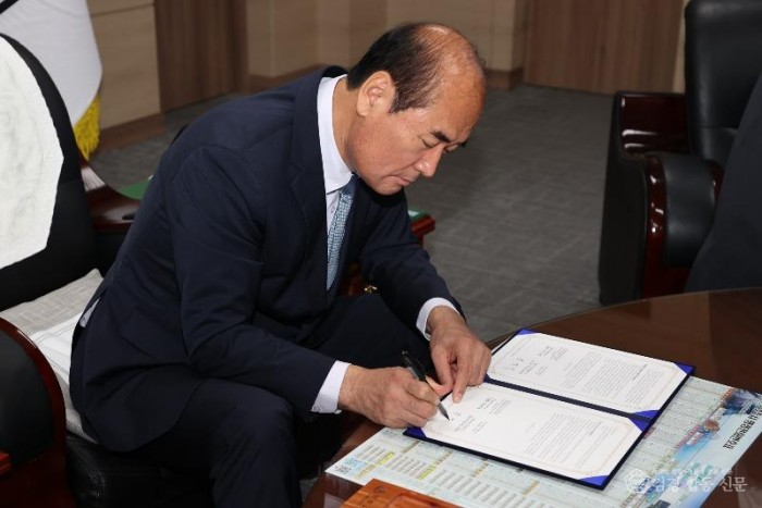 [상주시 인구정책실]상주시, 베트남 까마우성 외국인 계절근로자 유치 MOU 체결.JPG