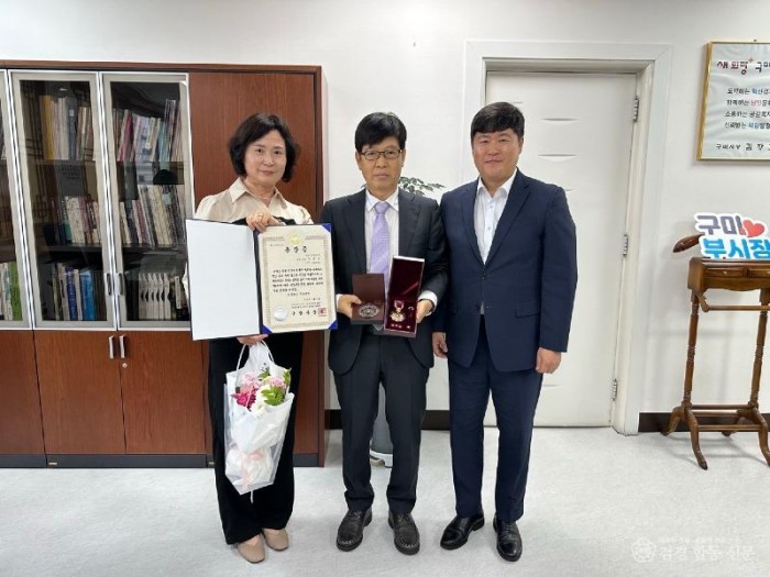 [복지정책과]구미시  6·25 참전유공 무공훈장 전수식2(중간 장남 안상기).jpg