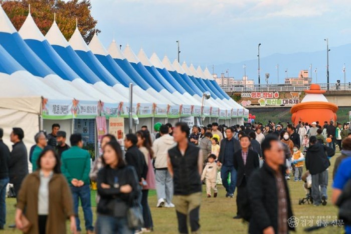영주-2-2 (참고사진) 방문객들로 북적이고 있는 지난해 농특산물 대축제 행사장 모습.jpg