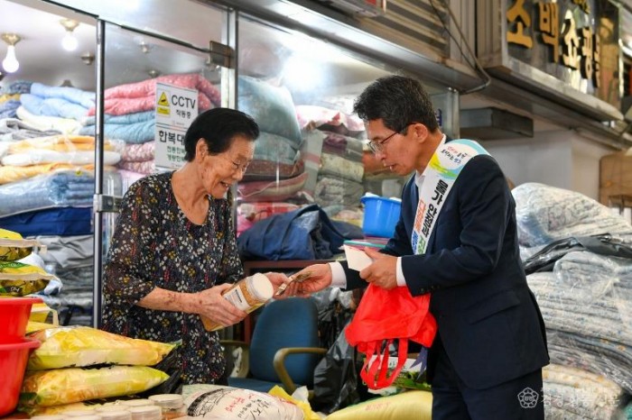 영주-3-3 유정근 시장 권한대행이 전통시장에서 제수용품을 구입하고 있다.jpg