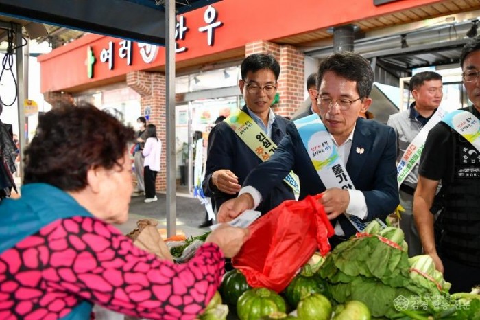 영주-3-2 유정근 시장 권한대행이 제수용품을 구매하고 있다.jpg