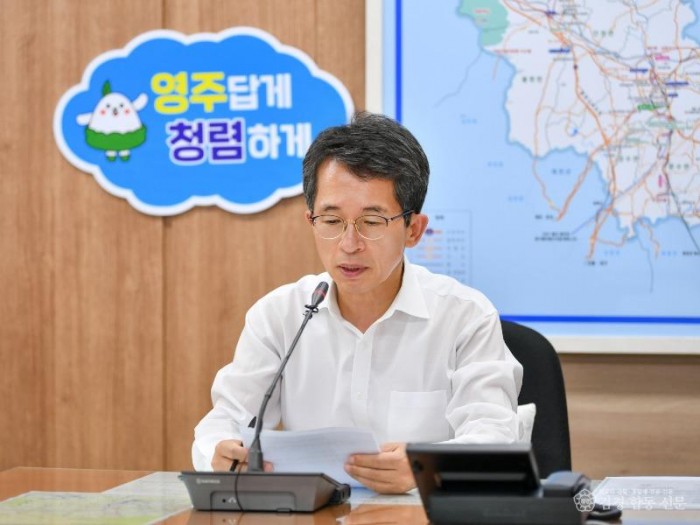 영주-7 유정근 시장 권한대행이 ‘릴레이 청렴·친절 챌린지’ 녹음을 하고 있다.jpg