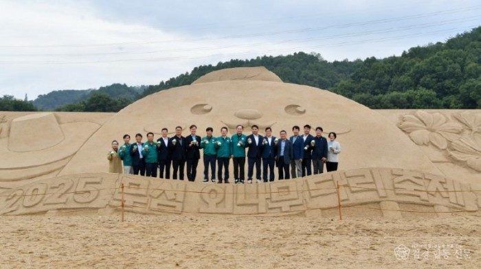 영주-1-1 샌드아트 조형물 앞에서 2025영주 무섬외나무다리 축제 개막 기념사진(유정근 영주시장 권한대행, 임종득 국회의원, 김병기 ~.jpg