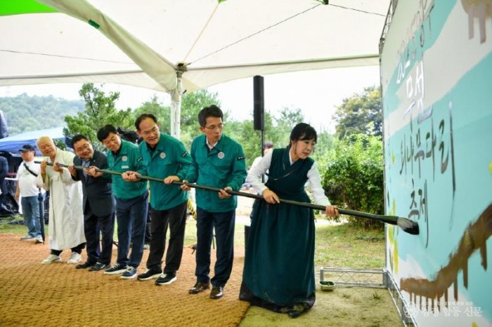 영주-1-3 ‘2025영주 무섬외나무다리축제’ 개막 퍼포먼스가 진행되고 있다.jpg