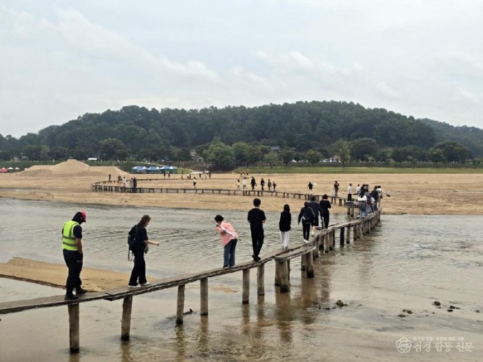 영주-1-7 외나무다리를 걷고 있는 관광객들 모습.jpg