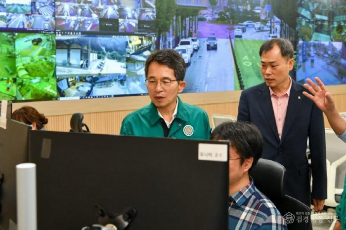 영주-2-2 CCTV관제센터를 방문하여 비상근무자들을 격려하고 있다.jpg
