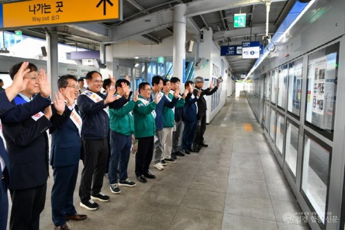 영주-2-5 영주역에서 영주를 방문하는 귀성객들에게 인사를 하고 있다.jpg