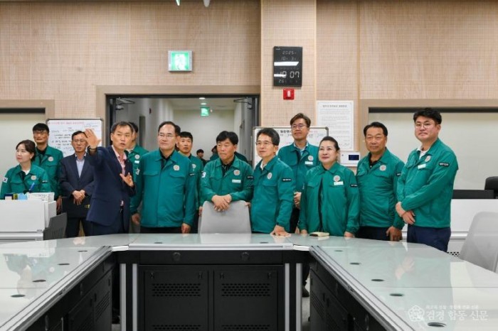 영주-2-1 유정근 영주시장 권한대행, 임종득 국회의원, 김병기 영주시의회 의장을 비롯한 시의원들이 추석 연휴 첫날 민생현장 소통을 위~.jpg