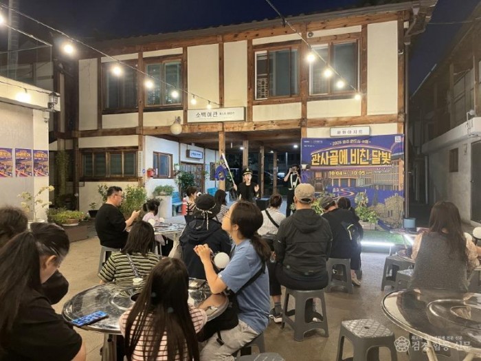 영주-1 영주 후생시장에서참가자들이 야행코스 설명을 듣고 있다.jpg