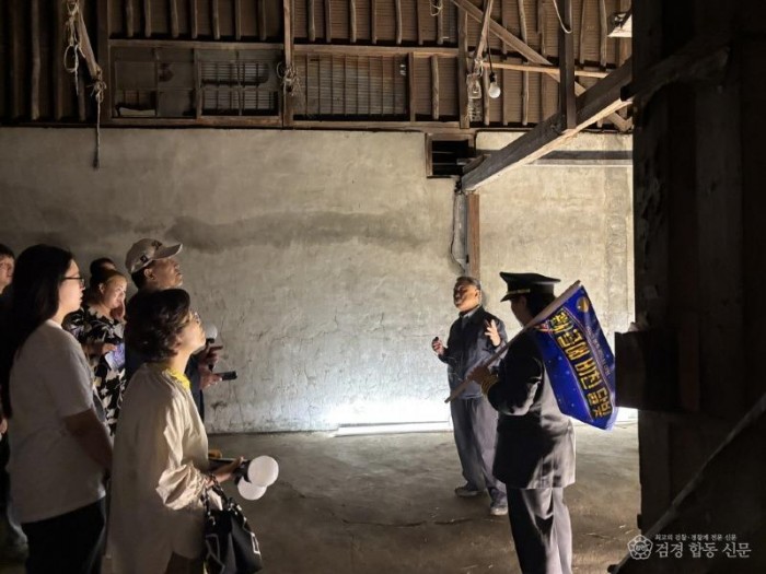 영주-5 야행 참가자들이 풍국정미소에 대한 설명을 듣고 있다.jpg