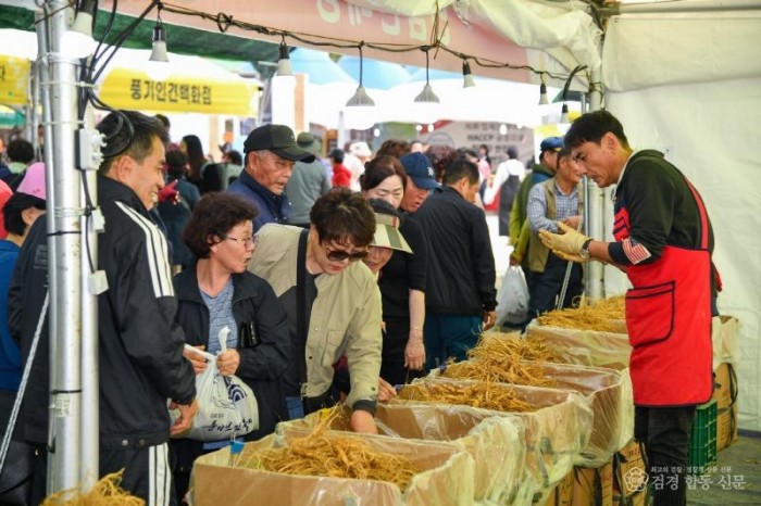 영주-1-4 풍기인삼축제장을 찾은 관광객들이 인삼을 구매하고 있다.jpg