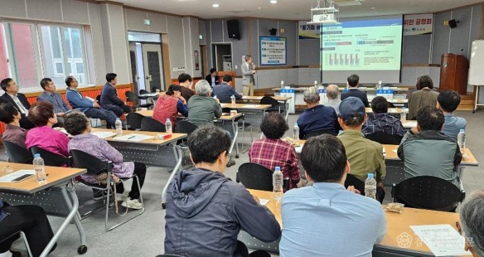 영주-1-2 동부리 주민들이 공청회에 참석해 도시재생활성화계획 설명을 듣고 있다.jpg