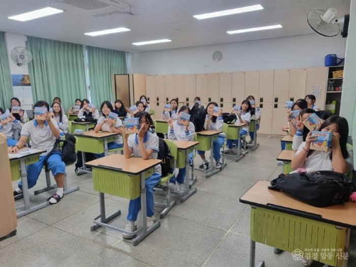 영주-4-1 여학생들이 홍삼간식 받으며 좋아하고 있다.jpg