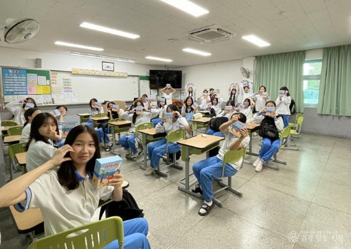 영주-4-2 여학생들이 홍삼간식 받으며 좋아하고 있다.jpg