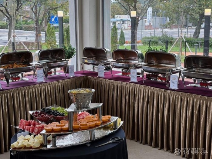 １－２。 경주시는 15일 ‘하이아시아(HI-ASIA) 경주점’에서 조리시설, 위생관리, 메뉴 구성 및 서비스 운영 체계에 대한 현장 점검을 실시했다.jpg