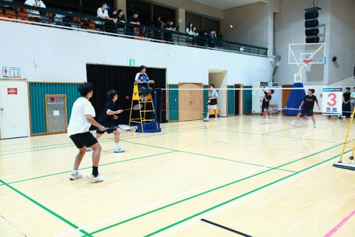 (울진군, 종목별 군수기 체육대회 본격 시작)초중고 배드민천대회에서 청소년 선수들 경기를 펼치고 있다.1.JPG
