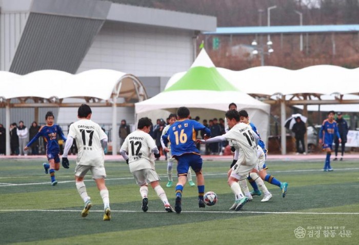 2024년 열린 울진금강송 춘계 중등 축구대회 경기 모습1.JPG