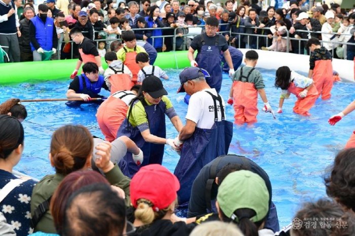 2024 죽변항 수산물축제 맨손 활어잡기2.JPG
