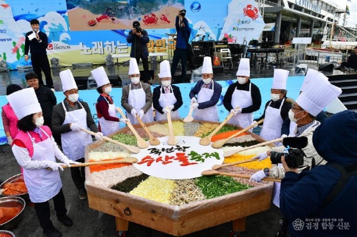 2024 죽변항 수산물축제 물회 포퍼먼스.JPG