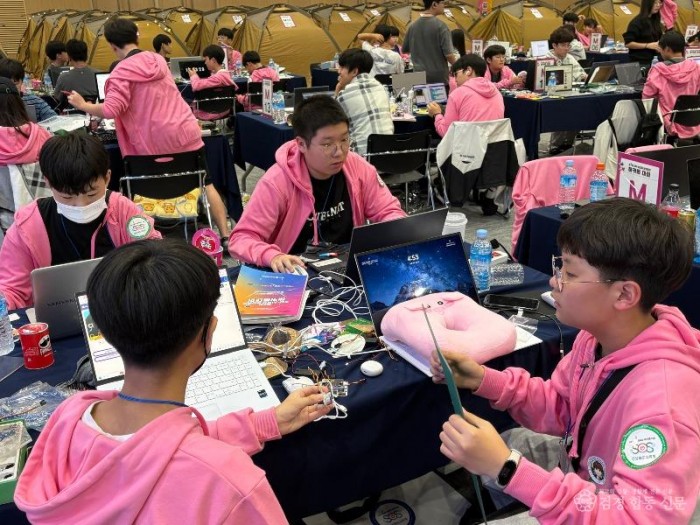 5.경북교육청, 제7회 SW-AI교육 창의융합 해커톤 대회 성황리 개최(미래를 코딩하라! 경북의 청소년, 무박 2일간 혁신 아이디어로 세상의 문제에 도전하다)_04.jpg