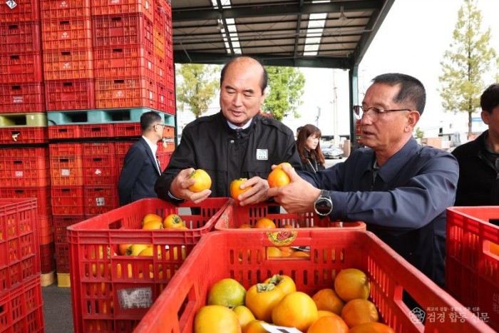 [상주시 산림녹지과]감 수매현장 방문2.JPG