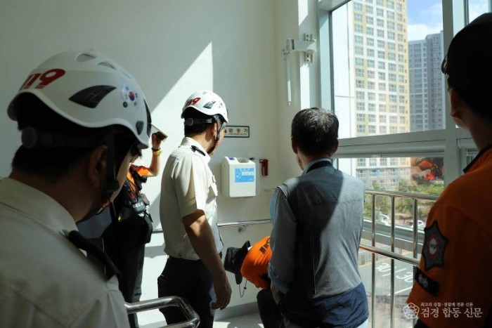 251022-2시민 대상 ‘완강기 사용법 및 법규’ 집중 홍보.JPG