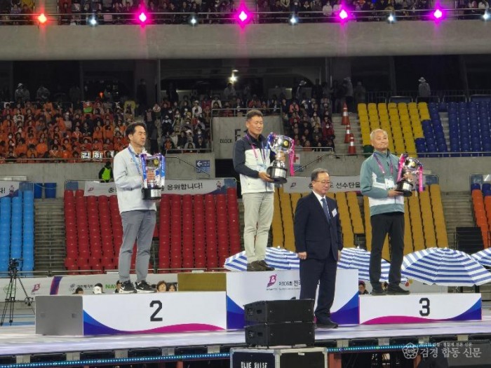 1.경북교육청, 제106회 전국체육대회 고등부 5회 연속 종합 3위 쾌거!(신기록 3개·타이기록 1개...경북 체육의 저력 다시 입증)(종합3위 수상하고 있는 배준성 체육건강과장_우측 첫번째)_02.jpg