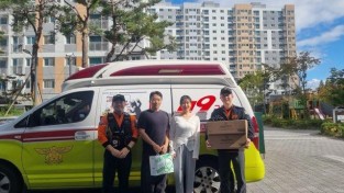 251027-3구급차 안에서 응급 분만한 산모 찾아 축하 인사 건네.jpg