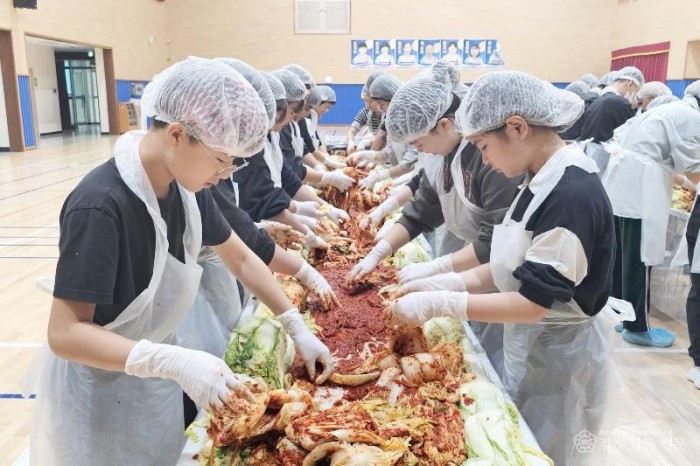 251027보도자료(청송군, 학생4-H회 육성 위한 김장김치 만들기 과제교육 실시) (2)-청송초.jpg
