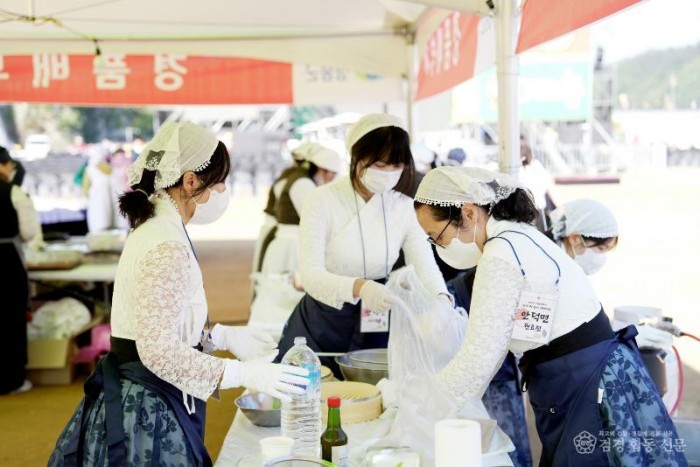 251029보도자료(깊어가는 가을, 청송사과축제 ‘다시 푸르게, 다시 붉게’ 물들다-사과떡 솜씨 경연대회).JPG