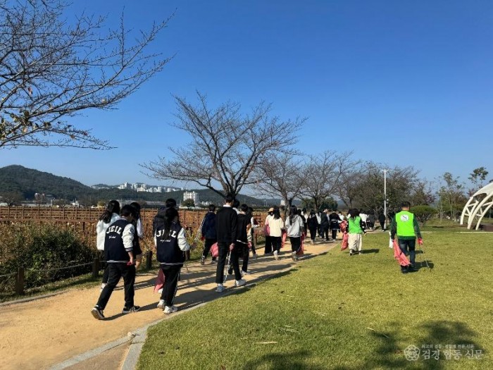 [환경정책과]지산샛강 플로깅 활동사진.jpeg