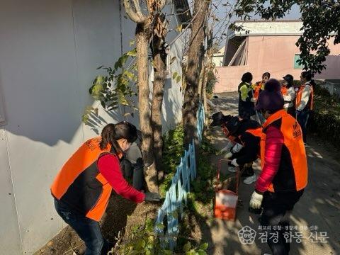 251125-3취약가정 대상 주택 정비 봉사활동 펼쳐2.jpg