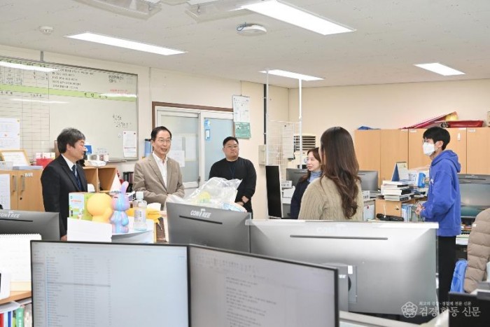 (추가)1.임종식 경북교육감, 수능 앞두고 형곡고등학교 방문해 현장 격려(고3 지도 교사_학생 격려 및 수험생 응원 영상 제작_보급)_02.jpg