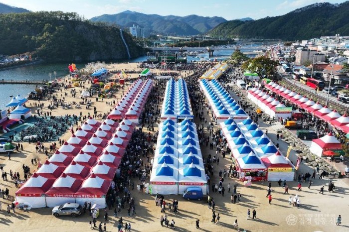 251118보도자료(제19회 청송사과축제, 지역 경기회복 견인효과 톡톡) (1).jpg