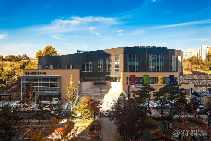 1112 책으로 잇는 일상  문화로 여는 미래 - 안동시립도서관 (1).jpg