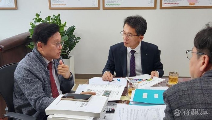 영주-3-1 유정근 영주시장 권한대행이 예결위 간사 박형수 의원에게 설명하고 있는 모습1.jpg