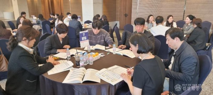 1.경북교육청, 2025 인성교육 만족도 조사 결과 발표!(학생_학부모_교원 모두 높은 성과 체감...2026 계획 수립에 현장 의견 반영)(2026 인성교육 시행계획수립을 위한 공청회 모습_경주 황룡원, 2025.11.14.)_01.jpg