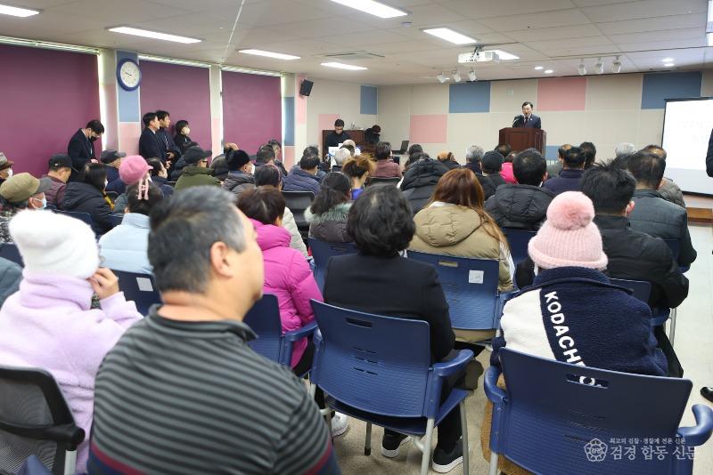 1-2. 3일 경주시장애인종합복지관에서 열린 고향사랑기금 제1호 사업 특장버스 전달식에 참석한 지역 장애인 및 관계자들이 행사를 지켜보고 있다.jpg