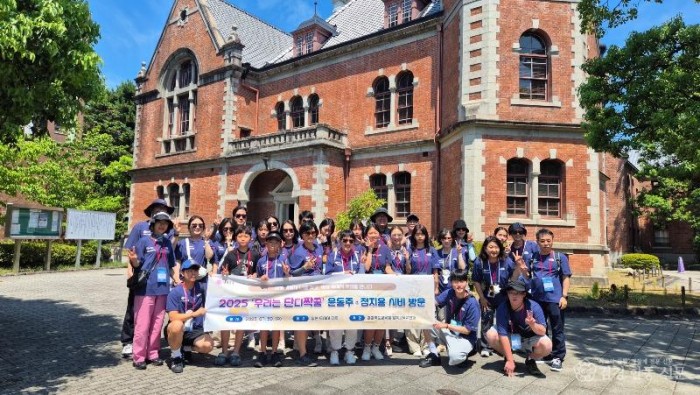 2.경북교육청, 2025‘우리는 단디짝꿍’감동성장 이야기 ‘동행’ 발간(위기 학생 성장 도운 교직원 감동 사례집, 교육 현장에 신뢰와 공감 확산)(2025년 1기 연수 단체사진)_01.jpg