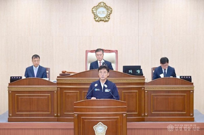 251201보도자료(윤경희 청송군수, 시정연설 통해 내년도 비전 제시) (1).jpg