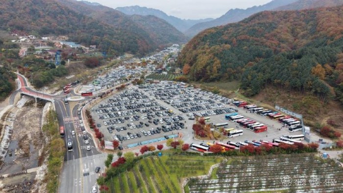 1-2. 붐비는 문경새재도립공원 주차장.jpg